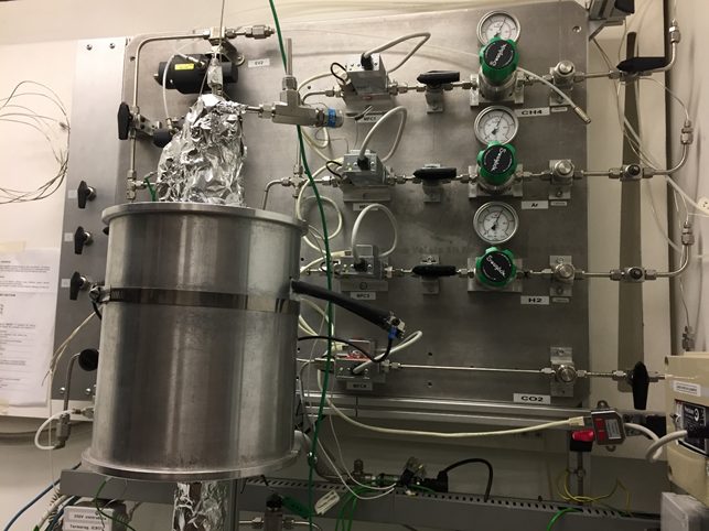 reactor for testing of solid catalysts at high pressure